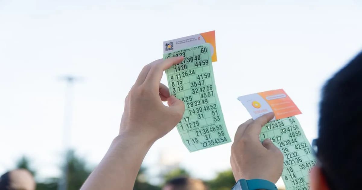 Gerente revisando métricas de ventas en pantalla con gráficos de ticket promedio y cifras comerciales