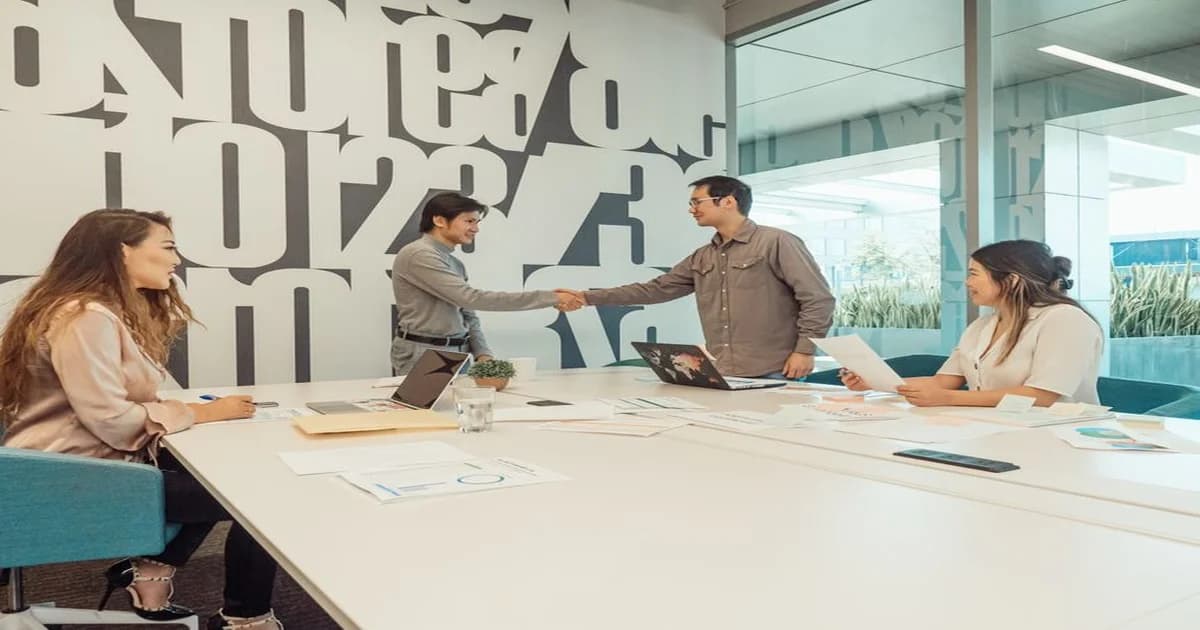 Gerente revisando una tabla de posiciones y personas en una pantalla de computadora en oficina moderna