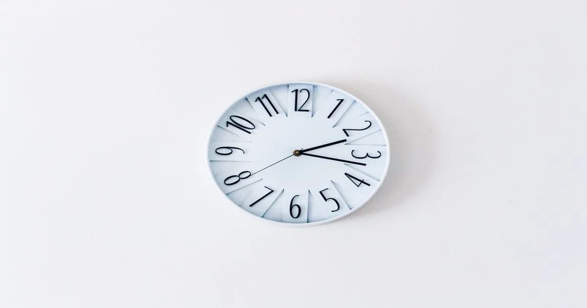Gerente revisando tablero de tiempos de proceso en oficina moderna con métricas visibles