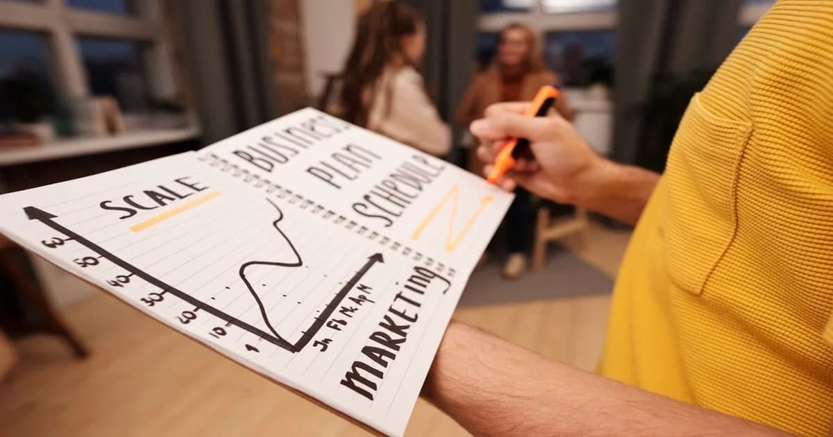 Gerente revisando un tablero de planificación estratégica con su equipo en sala de reuniones
