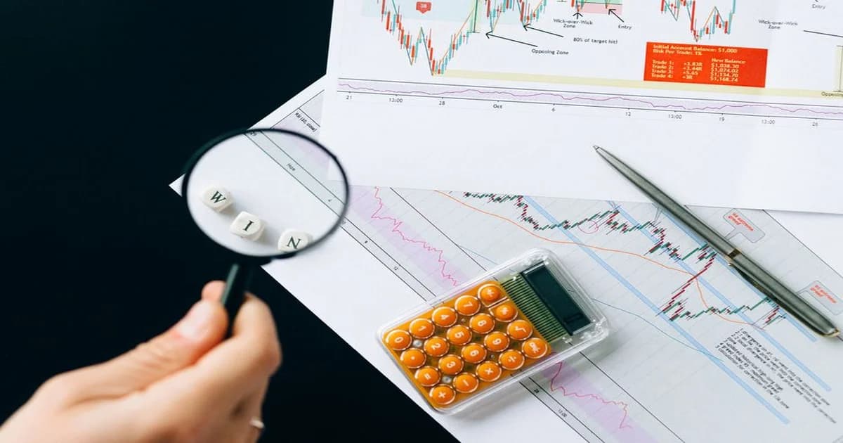 Gerente revisando documentos financieros y legales sobre un escritorio ordenado en oficina corporativa