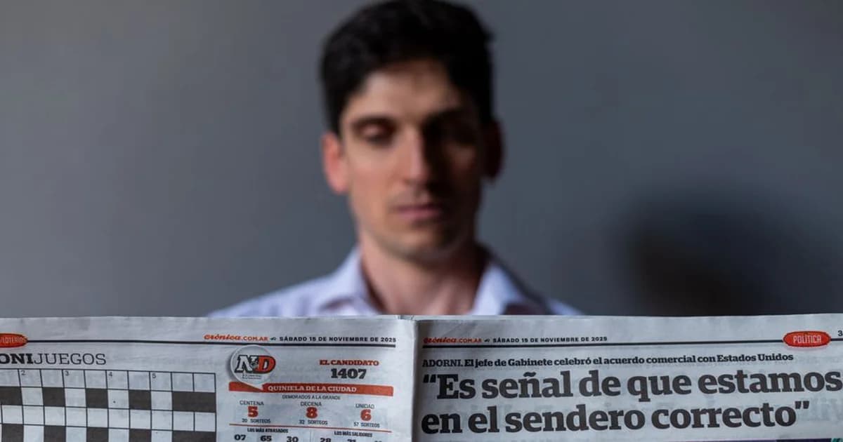 Gerente revisando dos veces una propuesta, subrayando fallas lógicas y anotando preguntas clave en notas adhesivas