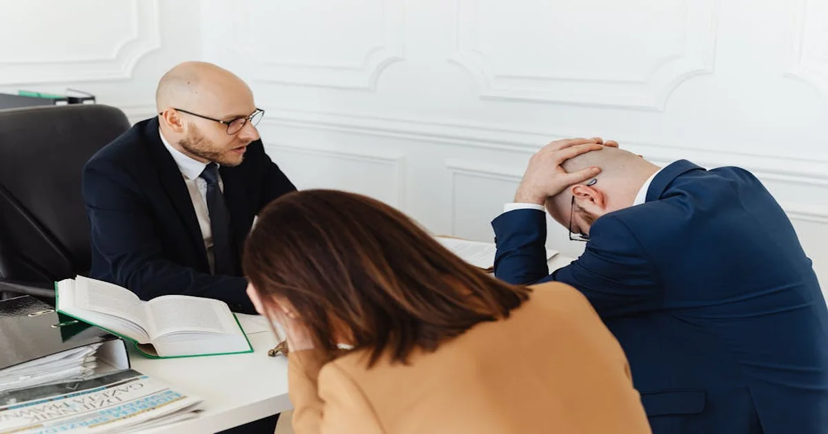 Gerente en reunión de renovación contractual mostrando resultados a cliente en sala de conferencias