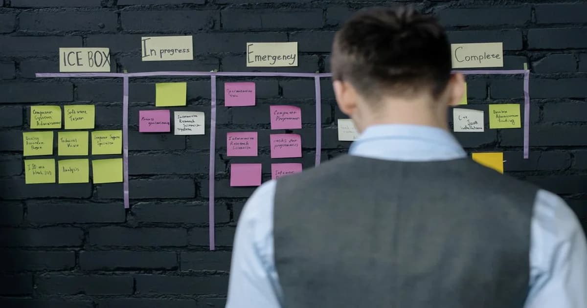 Tabla SIPOC con columnas de proveedores, entradas, proceso, salidas y clientes sobre escritorio de gerente